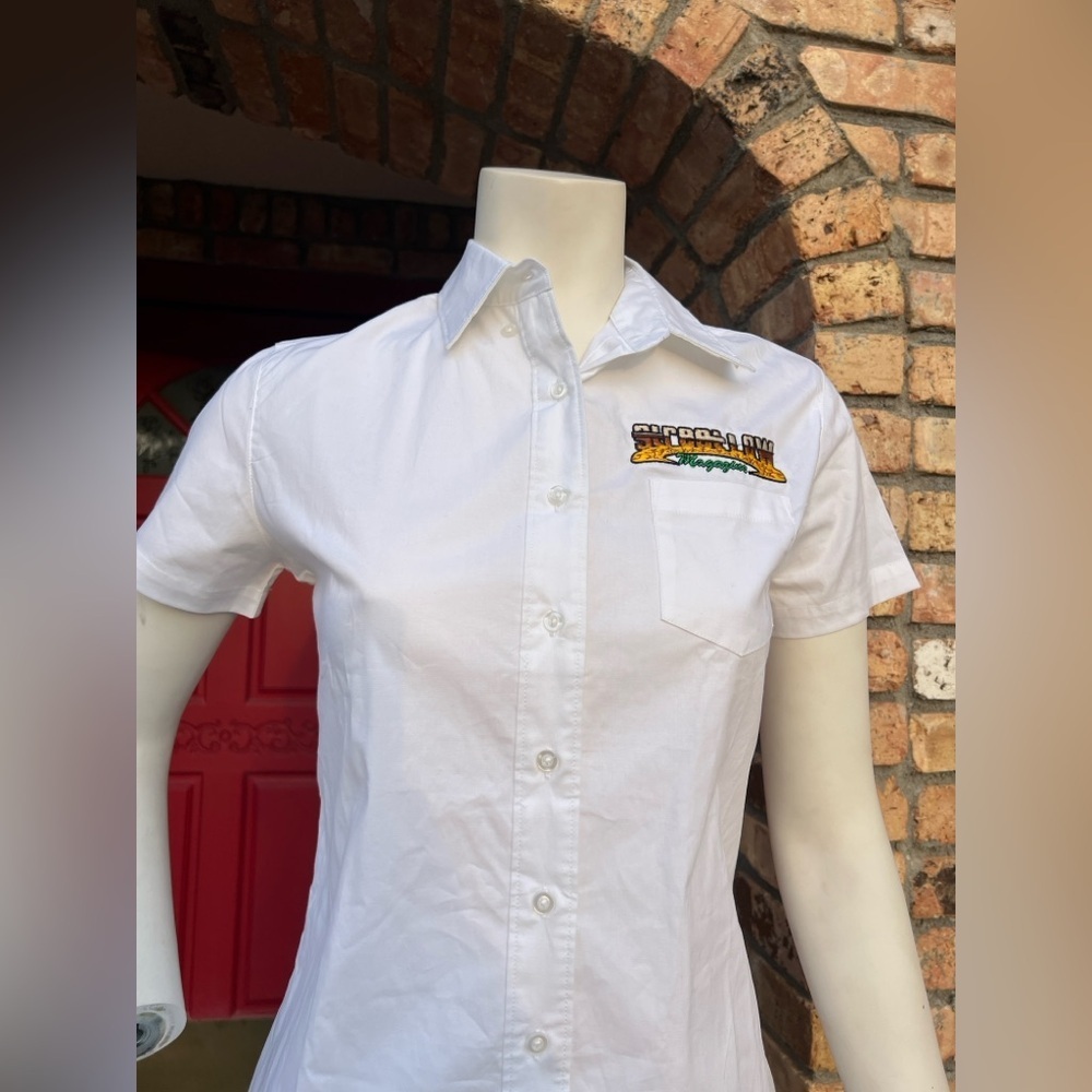 White Short-Sleeve Button-Up Shirt with Embroidered Logo Size M - Picture 7 of 8